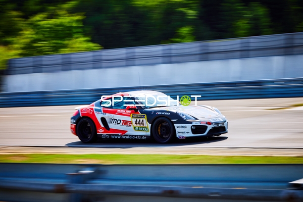 Rennfahrzeug auf der Rennstrecke