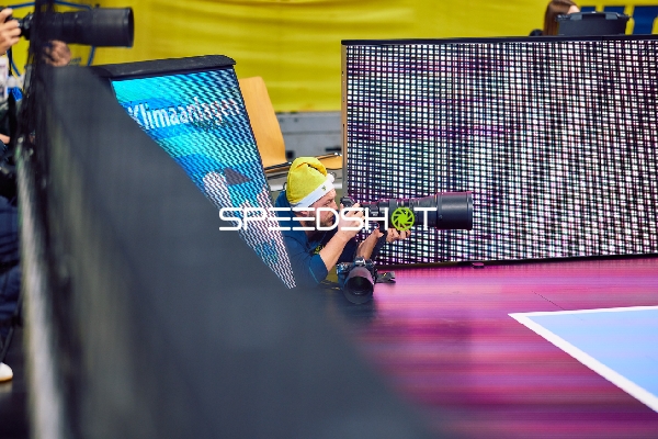 Ein Fotograf am Spielfeldrand nimmt Bilder auf.