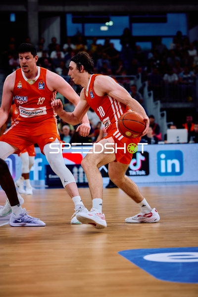 Dribbling Justinian Jessup (10;Ratiopharm Ulm), Verteidigung Nicolas Bretzel (13;Ratiopharm Ulm)