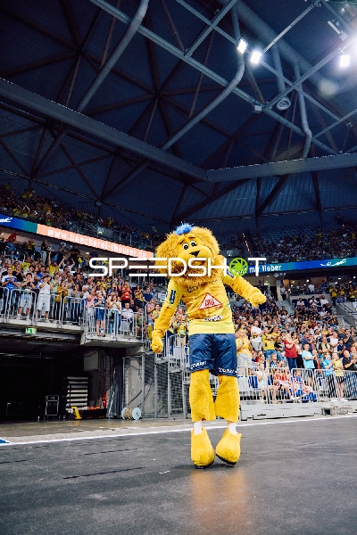 Das Maskottchen der Rhein Neckar Löwen interagiert mit dem Publikum.