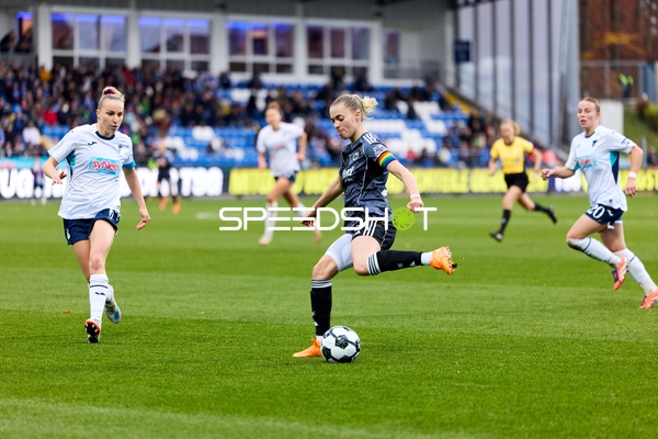 Spieler mit Ball in Aktion