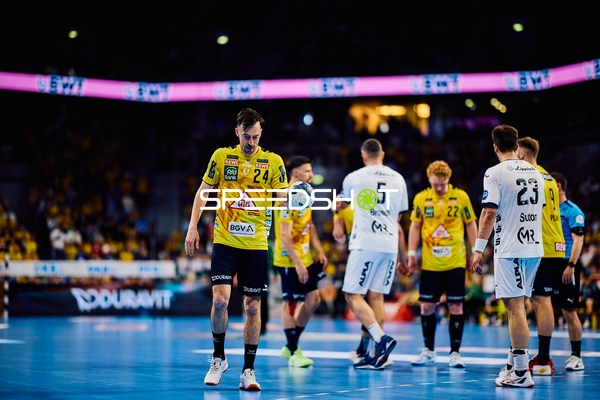 Patrick Groetzki hält den Ball in der SAP Arena