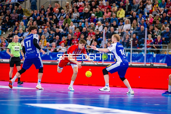 Fabian Wiederstein (18, SG BBM Bietigheim) verliert Ball