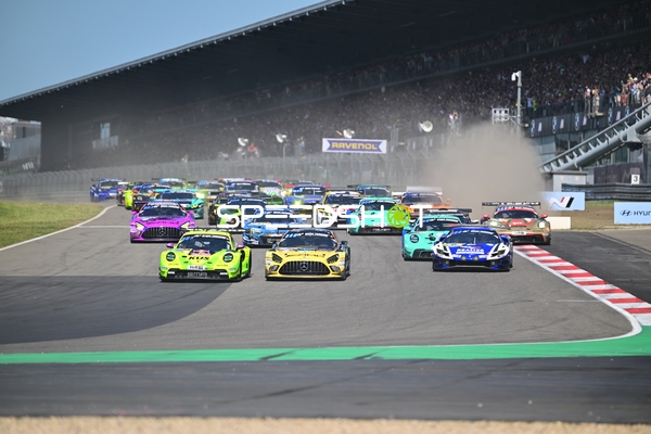 BLACK FALCON Team EAE neben BLACK FALCON Team ZIMMERMANN und REALIZE KONDO RACING with Rinaldi am Start