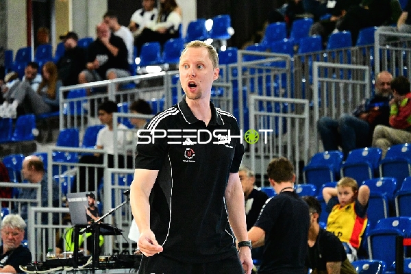 Trainer gibt Anweisungen