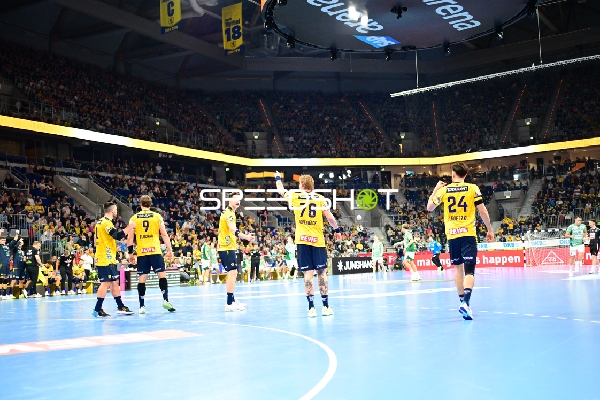 Spieler von Rhein Neckar Löwen positionieren sich