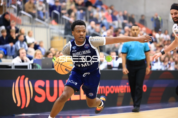 Spielaktion mit DJ Horne (0; MLP Academics Heidelberg) und Vojtech Hruban (77; Basketball Nymburg)