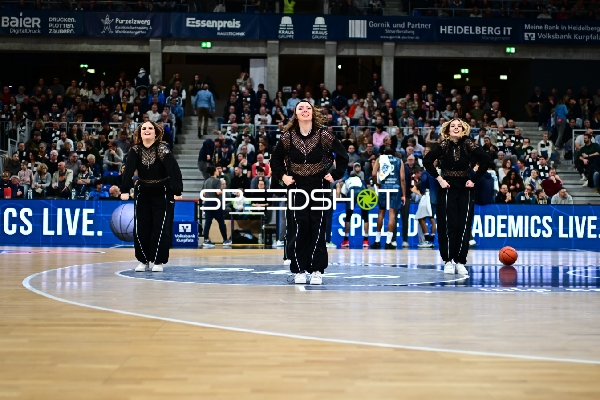 Basketball-Szene mit Tanzgruppe