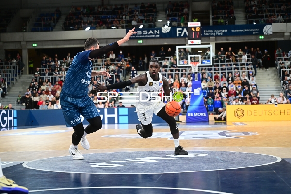 Barra Njie (13; Basketball Löwen Braunschweig) in Aktion