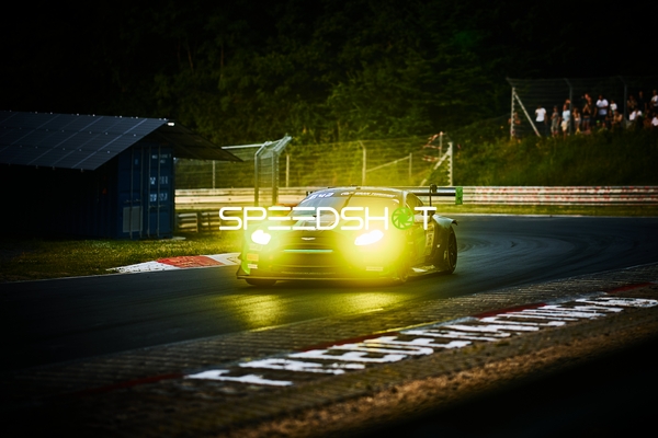 Rennfahrzeug auf der Rennstrecke