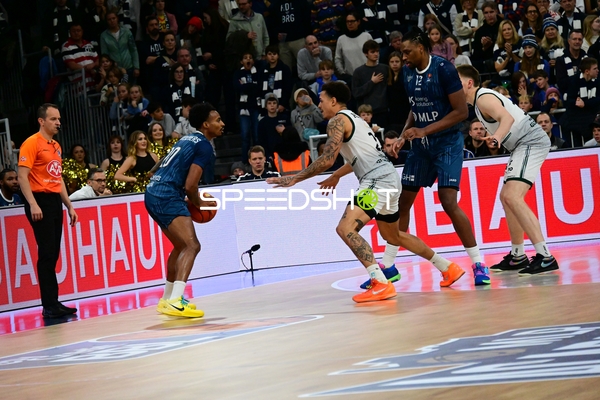 Michael Weathers (20; MLP Academics Heidelberg) mit Ball in Aktion