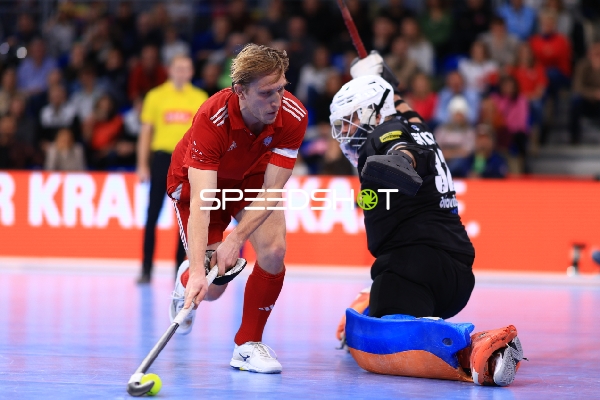 Jacek KUROWSKI (9; Polen) vor Torwart Mateusz SZYMCZYK (32; Österreich)
