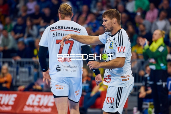 Ein Spieler des HC Erlangen ist in Aktion während eines Handballspiels.