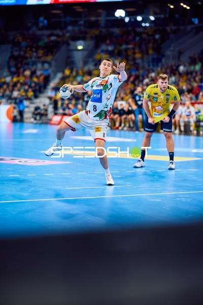 Ein Spieler von SC Magdeburg, ZEHNDER MANUEL MAGDEBURG, führt einen Wurf aus, während ein Spieler von Rhein Neckar Löwen, Steven Plucnar Jacobsen, verteidigt.