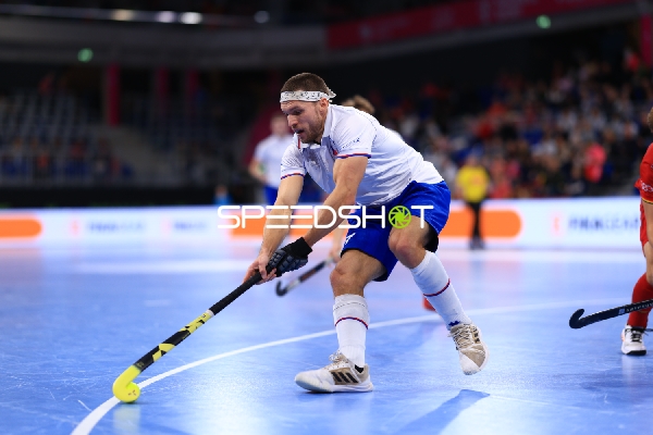 František TOMS (7; Tschechien) mit Ball