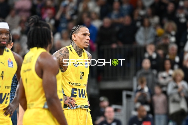 Spielaktion mit Brian Fobbs (4; EWE Baskets Oldenburg) und Michale Kyser (12; EWE Baskets Oldenburg)