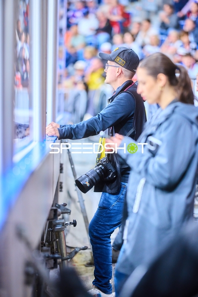 Fotograf wartet während des Playoffs Spiels