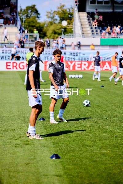 Team beim Aufwärmen auf dem Feld