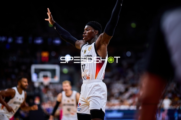 Spieler mit erhobenen Armen