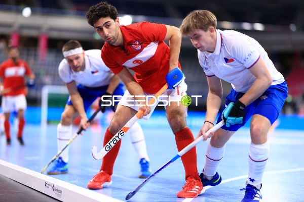 Zweikampf um Ball bei EuroHockey EM