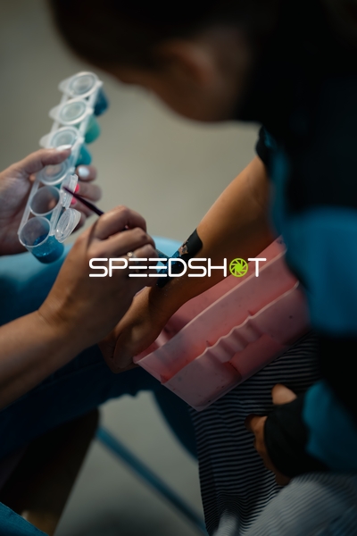 Personen beim Bemalen des Arms