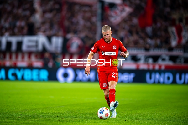 Louis Oppie (23; FC St. Pauli) am Ball