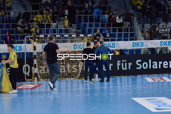 Spielvorbereitung oder Nachbesprechung vor dem Tor.