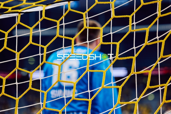 Torwart steht im Tor und beobachtet das Spielgeschehen.