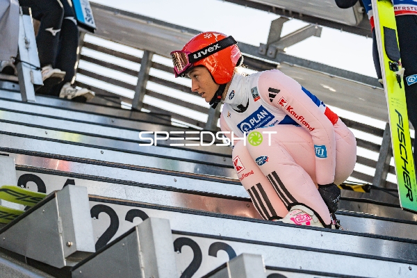 Skispringerin in Startposition