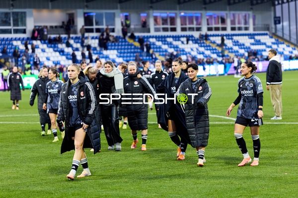 Spielerinnen verlassen Spielfeld