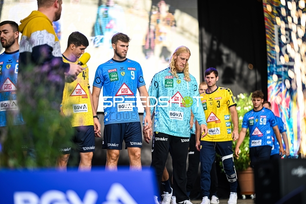 Mannschaftsvorstellung auf der Bühne