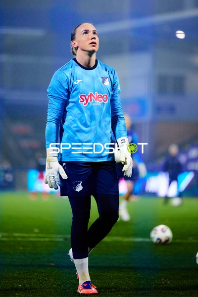Torwart Laura Dick (1; TSG Hoffenheim Frauen) fokussiert