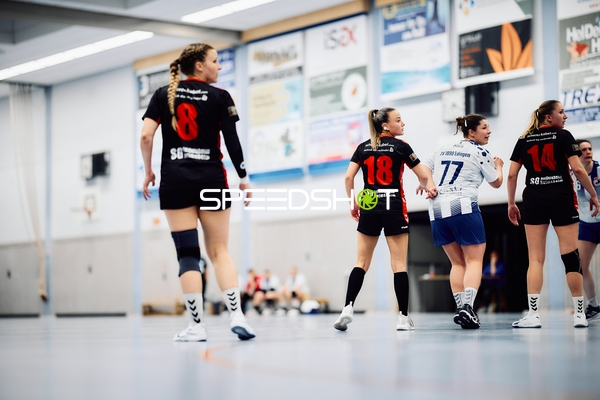 Spielerinnen in Bewegung auf dem Spielfeld