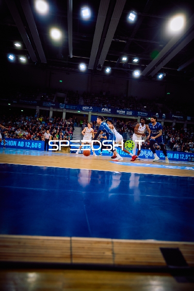 Spieler dribbelt den Ball über das Spielfeld