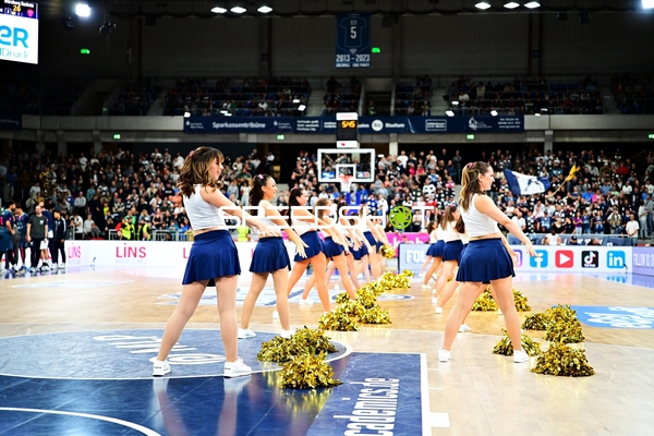 Cheerleader-Performance beim easyCredit BBL Spiel