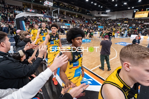 Szene mit Brandon Tischler (24; MHP Riesen Ludwigsburg) und Teamkollegen