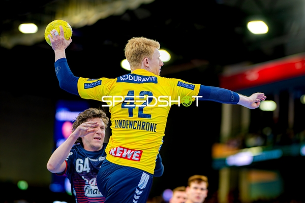 Jon Lindenchrone Andersen (42, Rhein Neckar Löwen) wirft, 64, SG Flensburg Handewitt verteidigt