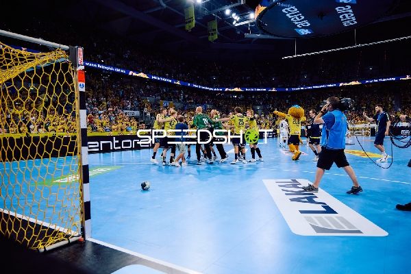 Feiernde Spieler der Rhein Neckar Löwen auf dem Spielfeld.