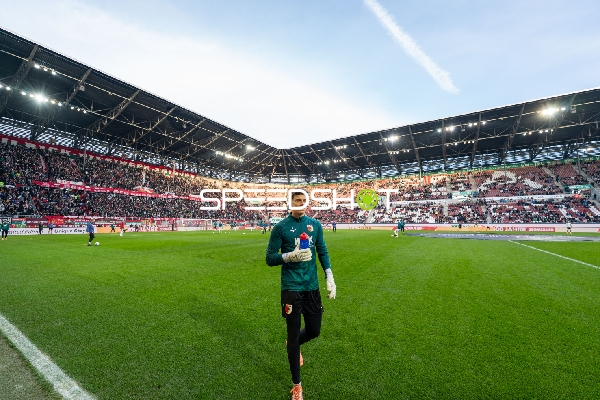 Torwart Finn Dahmen (1; FC Augsburg) in Aktion