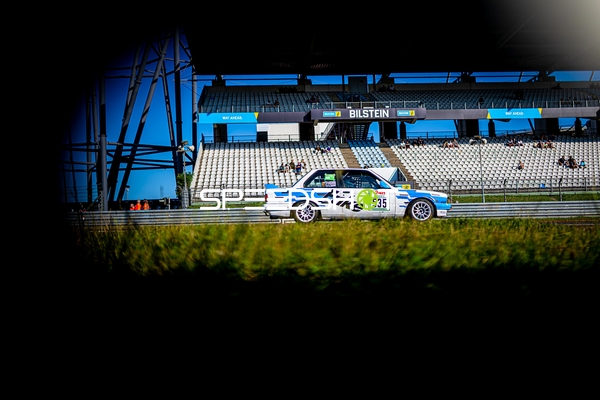 Rennwagen Nr. 535 auf Strecke