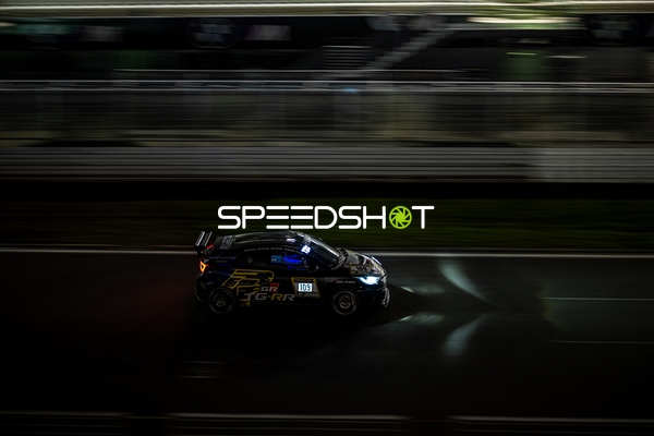 Rennfahrzeug auf der Rennstrecke