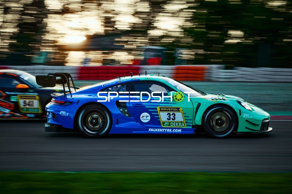 Rennfahrzeug auf der Rennstrecke