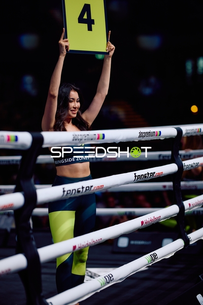 Ringmädchen zeigt Runde 4