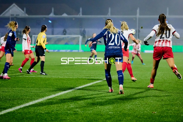 Spielerinnen kämpfen um Ball