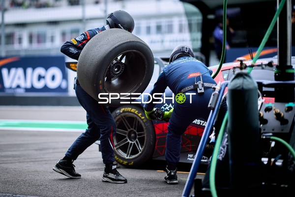 Mechaniker bei Reifenwechsel in der Boxengasse