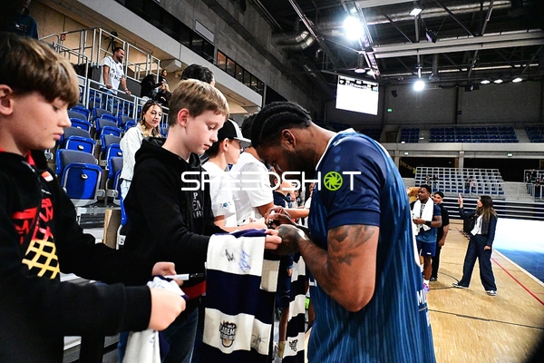 Spieler DJ Horne (0; MLP) gibt Autogramme