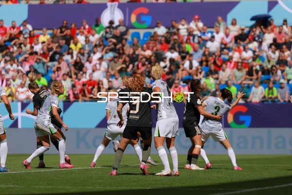Fußball I Frauen I Zweikampf im Strafraum
