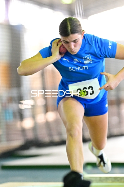 Arnold Franca beim Kugelstoßen