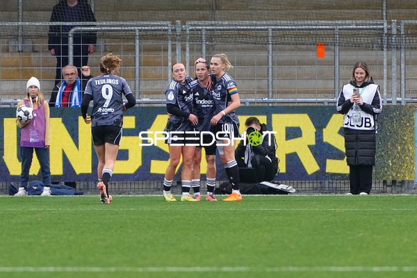 Spielerinnen feiern Tor