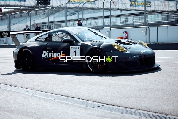 Rennwagen mit Nummer 1 während der Testfahrten in Hockenheim